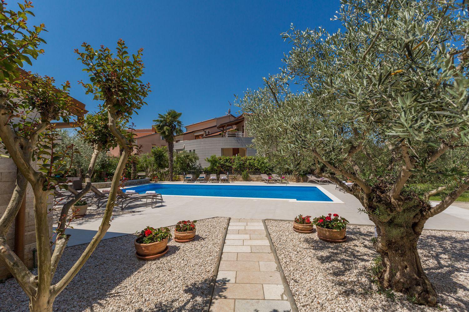 Bezauberndes Mit Grossem Pool, Privatem Balkon, Bbq, Nur 800 Meter Zum Apartment *
