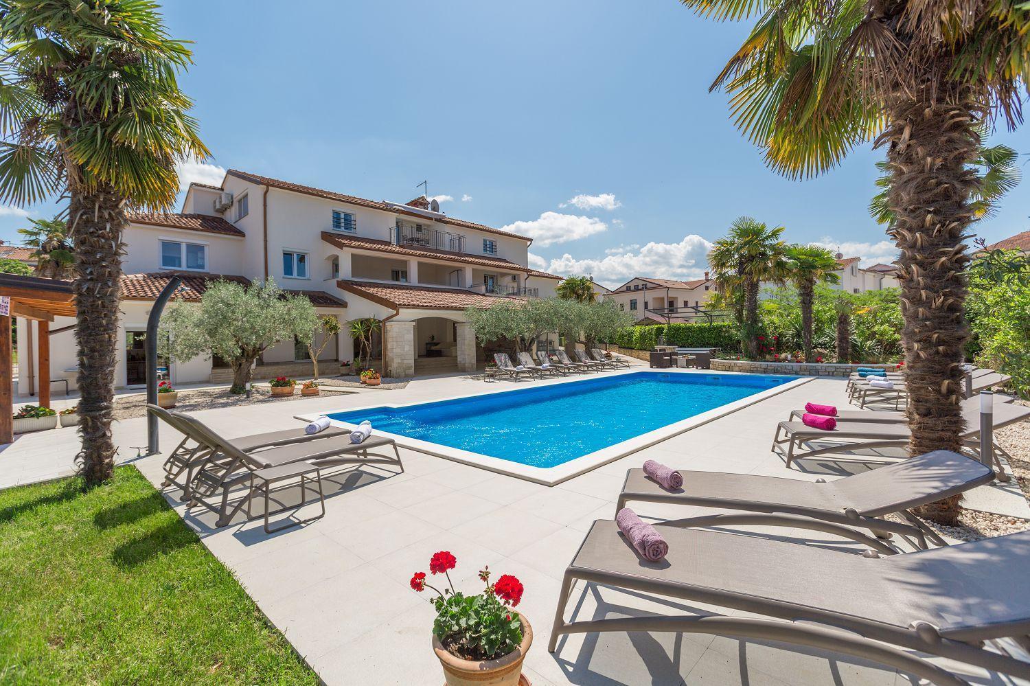 Bezauberndes Mit Grossem Pool, Privatem Balkon, Bbq, Nur 800 Meter Zum Poreč