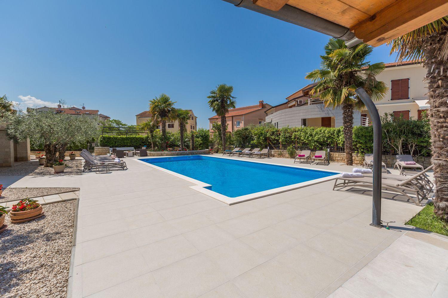 Bezauberndes Mit Grossem Pool, Privatem Balkon, Bbq, Nur 800 Meter Zum Apartment Poreč