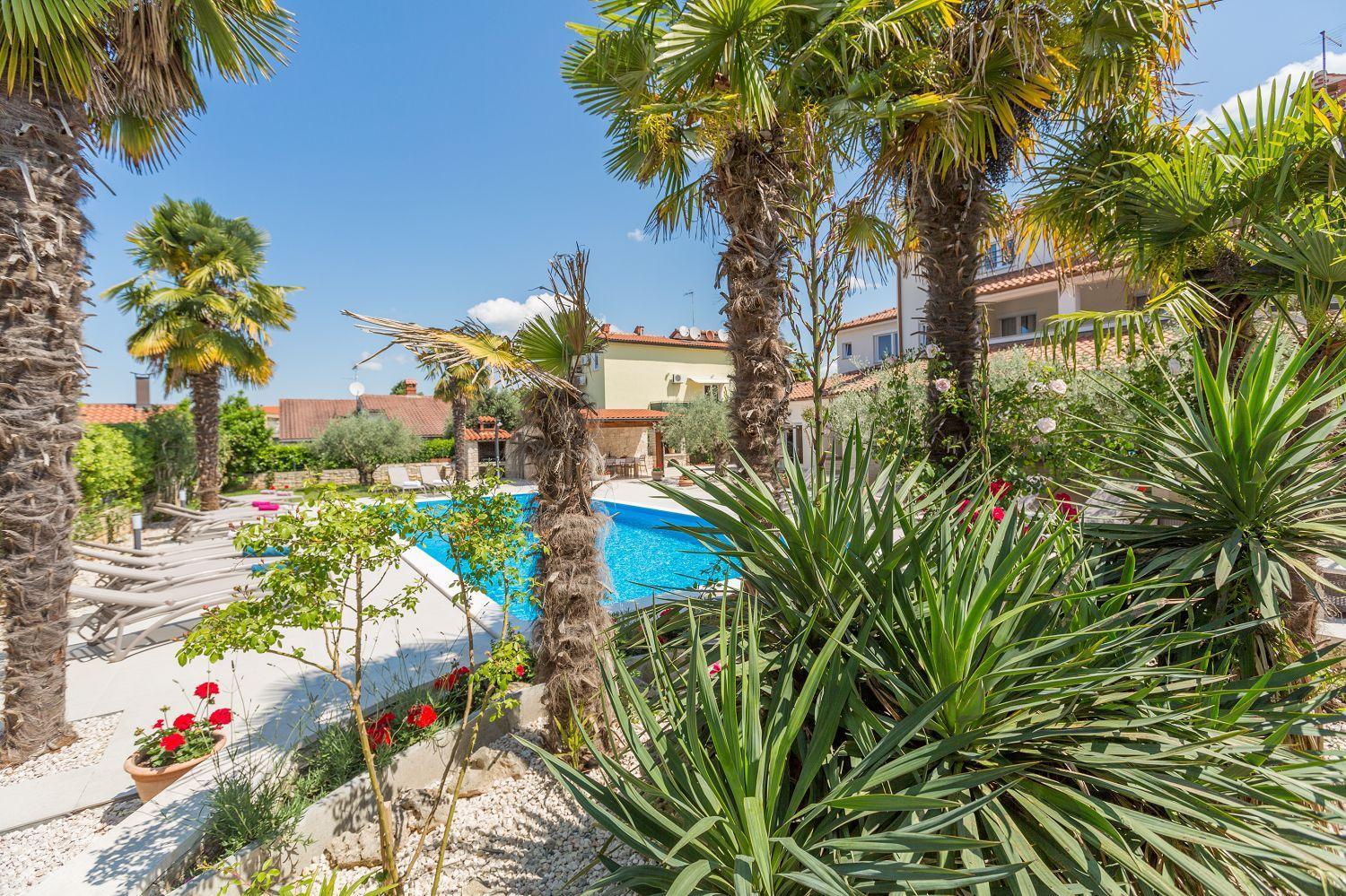 Bezauberndes Mit Grossem Pool, Privatem Balkon, Bbq, Nur 800 Meter Zum Poreč