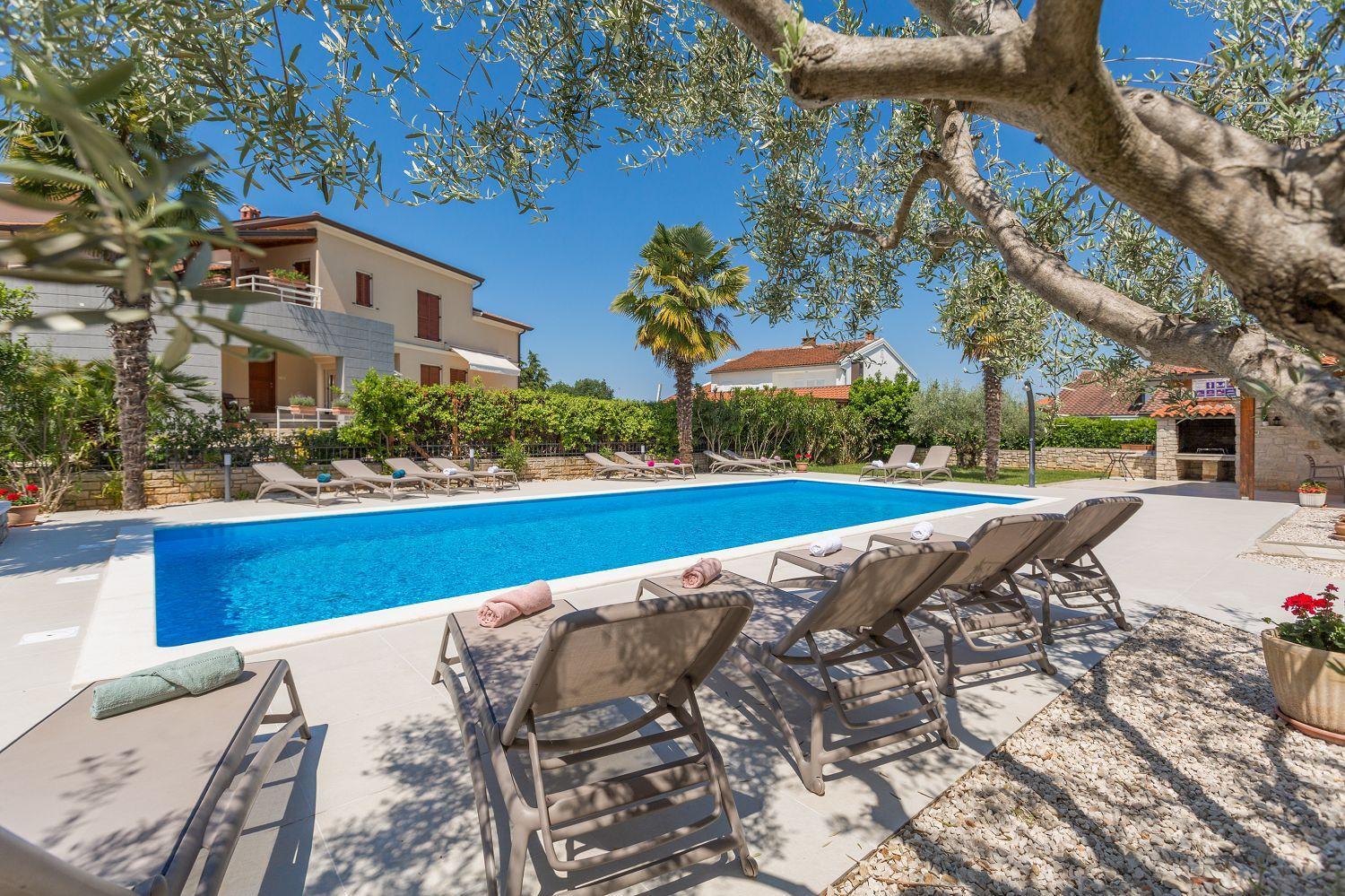 Bezauberndes Mit Grossem Pool, Privatem Balkon, Bbq, Nur 800 Meter Zum Apartment Poreč