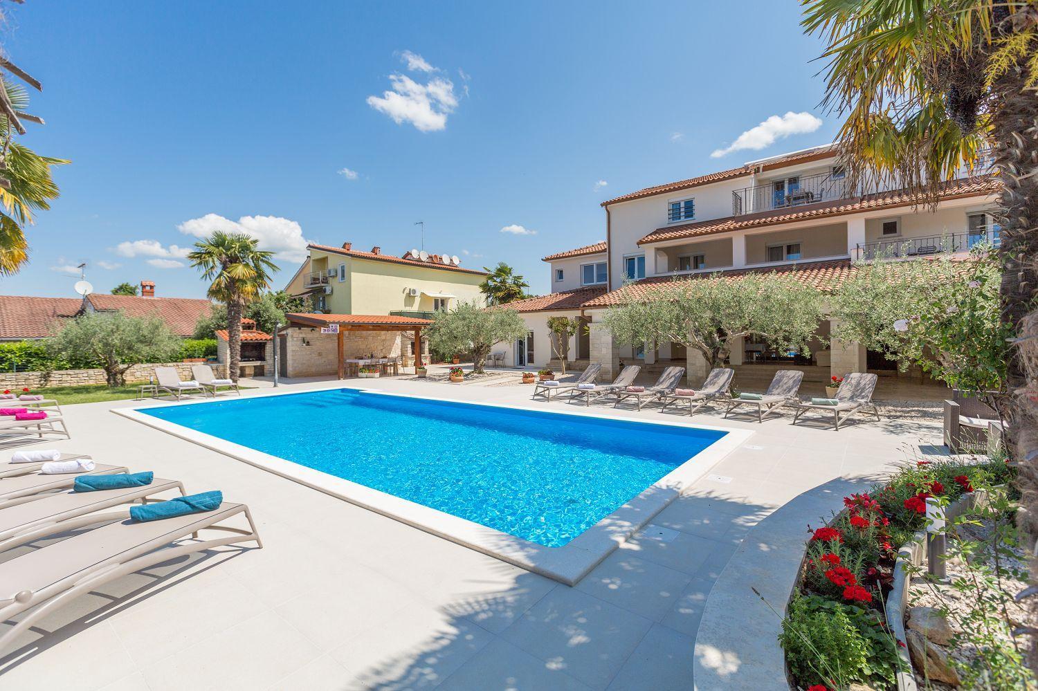 Apartment Bezauberndes Mit Grossem Pool, Privatem Balkon, Bbq, Nur 800 Meter Zum
